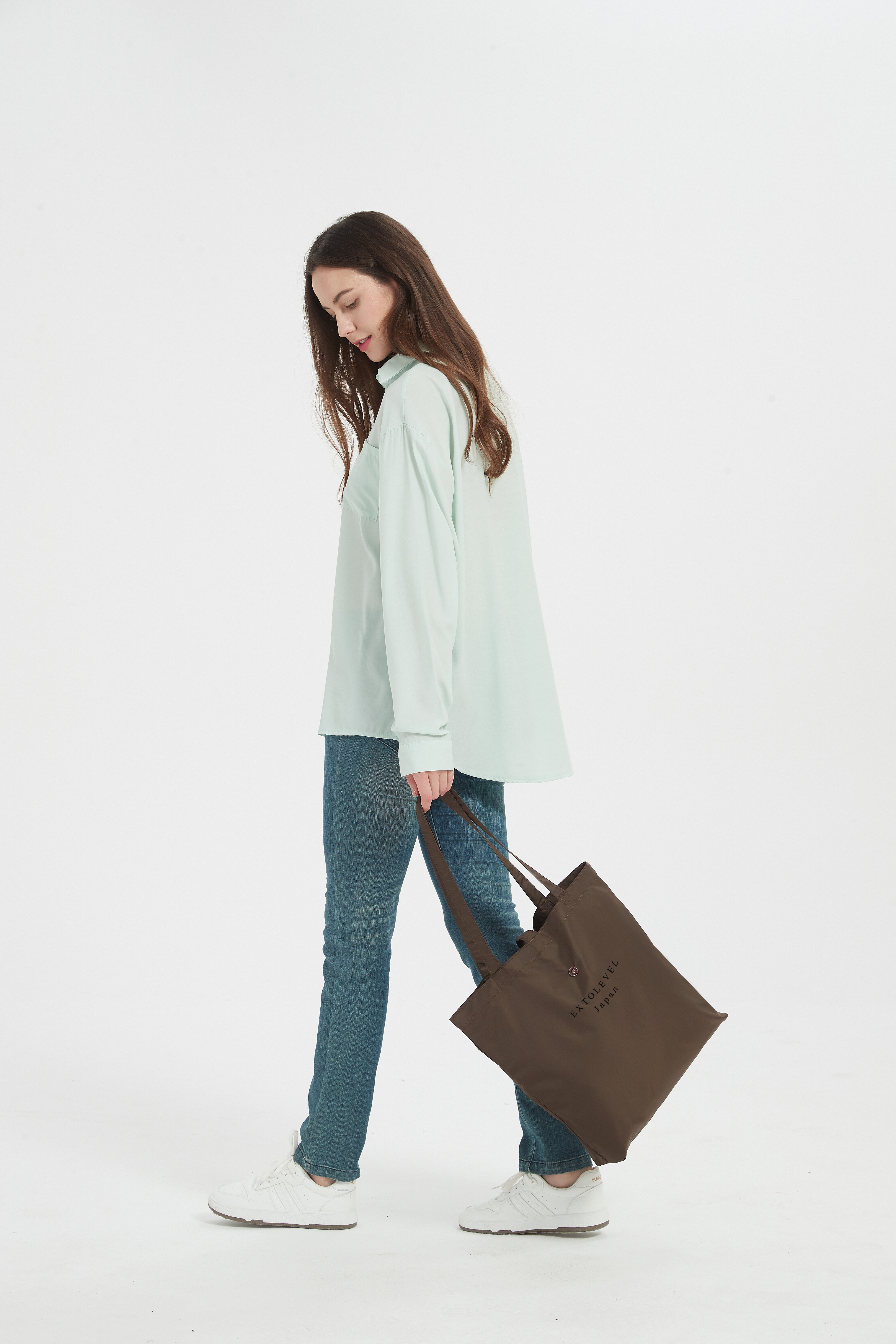 女性(163cm)の手提げイメージ。